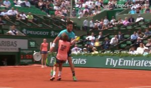 Roland-Garros 2018 : Aïe !! Collision entre Dzumhur et un ramasseur !