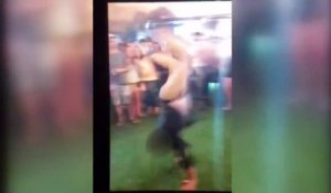 Un policier fait un saut en arrière dans un bar et tire involontairement sur un homme