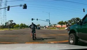 Californie : Un aéroplane passe juste au-dessus d'un automobiliste en pleine route !