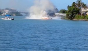 Quand un jet ski vient aider les pompiers à éteindre un feu de bateau