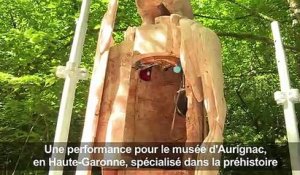 Après sept jours enfermé, l'artiste Poincheval sort de sa statue