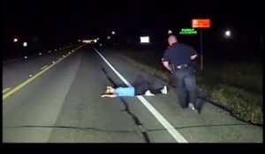 Un policier trouve une femme allongée sur le bord de la route (Texas)