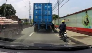 Ce biker peut remercier son casque, écrasé par un camion