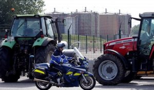Des agriculteurs français bloquent des dépôts de carburant