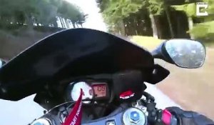 Un motard rate son virage et tombe dans un ravin