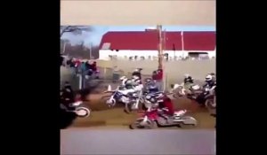 Un pilote perd sa moto pendant une course