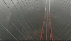 Voici le pont du Beipanjiang, pont le plus haut du monde. Vertigineux