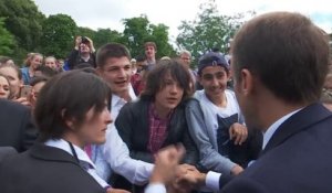"Tu m'appelles monsieur le président ou Monsieur..." Emmanuel Macron recadre un adolescent qui l'avait appelé "Manu"