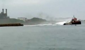 2 bateaux sortent du port au pire moment : vague géante