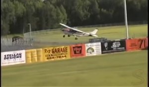 Un avion fait un atterrissage d'urgence sur un terrain de baseball en plein match