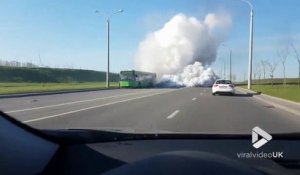 Un automobiliste doit traverser un mur de fumée en pleine route... Terrifiant