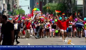 New York : Des milliers de personnes défilent pour la Gay Pride agitant des drapeaux arc-en-ciel et brandissant des slogans à caractère politique