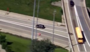 Un homme en fuite saute sur un van sur l'autoroute pour échapper à la police