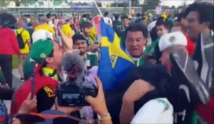 Des supporters mexicains font la fête à un fan coréen pour remercier son pays qui vient d'éliminer l'Allemagne en coupe du monde