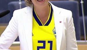 Une ministre suédoise se présente au Parlement avec le maillot d’un joueur victime de racisme