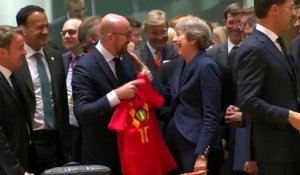 Le Premier ministre belge offre un maillot floqué Hazard à Theresa May
