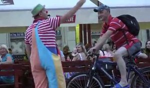 Un clown arrête un cycliste imprudent