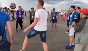 Devant le stade, un ballon, des fans... et un petit exploit