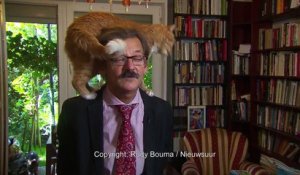 Un historien polonais en interview avec un chat sur sa tête