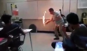 Ce prof de chimie met le feu au sol de la classe... Oups