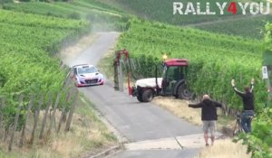 Ce pilote de rallye réussi à éviter le drame pendant les essais en Allemagne - Tracteur en plein milieu de la route