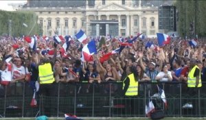 Finale - Les supporters français exultent sur le but de Pogba