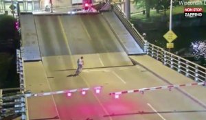 Etats-Unis : Un cycliste se retrouve coincé sur un pont mobile (Vidéo)