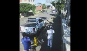 2 voleurs de voitures pris en flag par le propriétaire