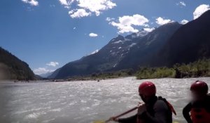 Un énorme grizzly attaque des kayakistes sur un fleuve
