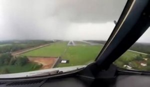 Ce pilote de ligne traverse un nuage à l'atterrissage. Impressionnant