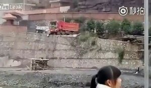 Un ouvrier très en colère pousse un camion et 2 voitures dans le ravin