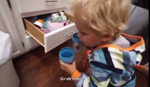 Un enfant très maladroit fait tomber ses verres de jus d’orange