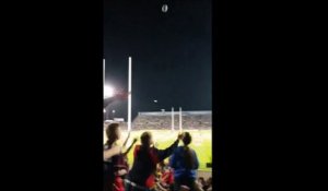 Un enfant se prend un ballon de rugby en pleine face pendant un match... Douloureux