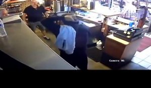 Les employés d'un restaurant se font poignarder en voulant arrêter un braqueur