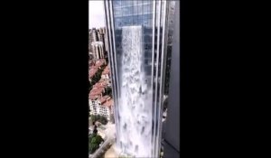 Une entreprise Chinoise a construit une cascade de 100 mètres de haut sur le flanc d'un building