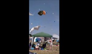 Le vent a créé un tourbillon de tentes lors d'un festival en Allemagne
