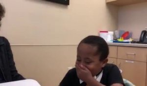La réaction de cet enfant qui parle avec un électrolarynx pour la première fois : juste adorable