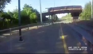Un policier sauve un homme sourd qui allait se faire renverser par un train