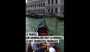 A Venise, un gondolier fait la leçon à des touristes français qui se baignent à côté de la place Saint-Marc