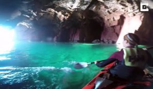 Des kayakistes découvrent un lagon bleu caché : magnifique