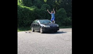 Il saute par-dessus une voiture et repart en skateboard !