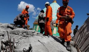 Séisme en Indonésie : une mosquée entièrement dévastée