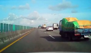 Un camion transportant des poulets se renverse sur l'autoroute