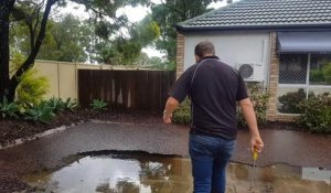 Regardez comment ce jardinier évacue l'eau de son jardin inondé en quelques secondes