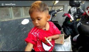 Cet enfant de 2 ans qui fume 2 paquets de cigarette par jour choque le web