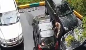 Un papi se fait coincer sa voiture sur un parking et assure comme un boss
