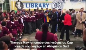 Theresa May, entre danse et business
