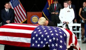 Des habitants de l’Arizona saluent la dépouille de John McCain