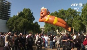 Un ballon géant du maire de Londres déployé devant le Parlement