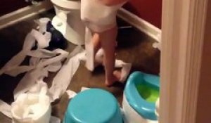 Quand ta petite fille a décidé de s'enrouler dans du papier toilette